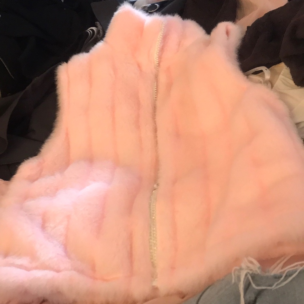 Fuzzy sleeveless jacket